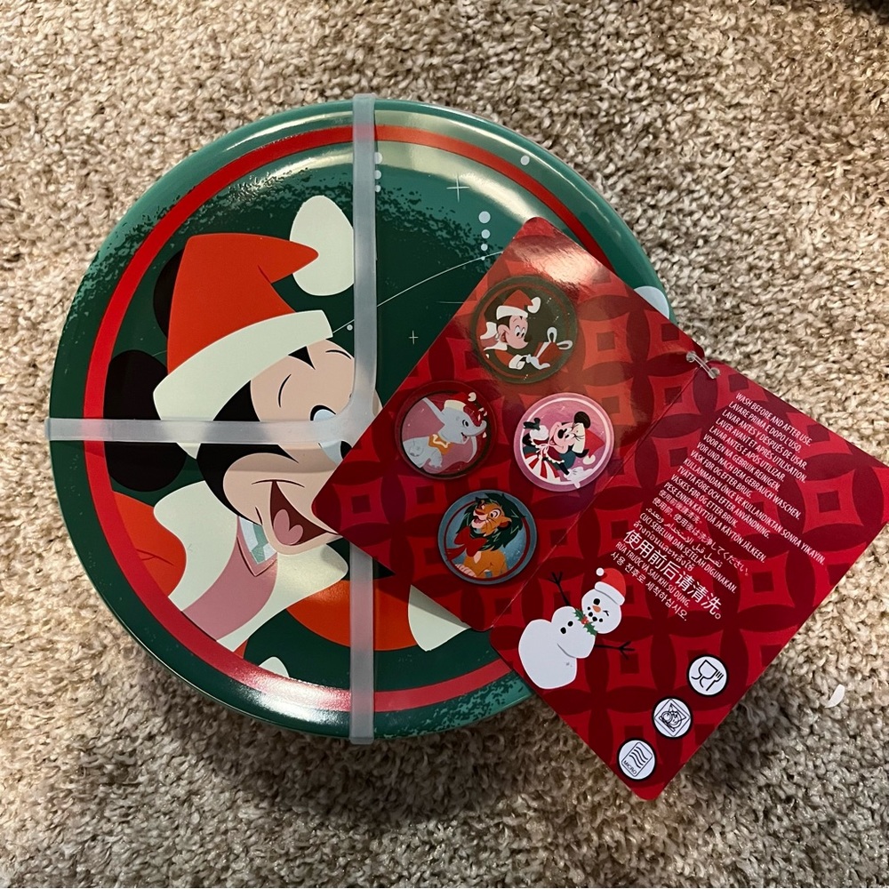 Disney Christmas plates (set of 4)